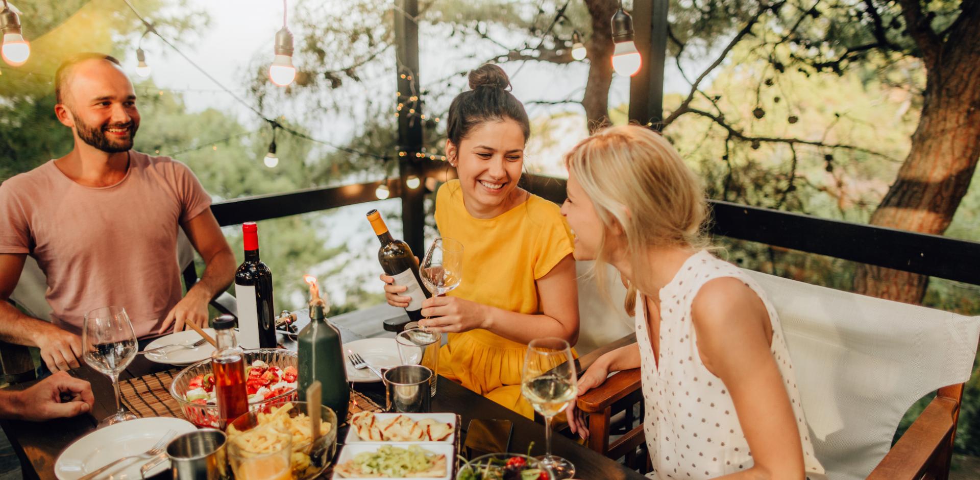 personnes autour d'une table